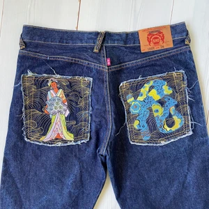 Red monkey company jeans RMC  - Sjukt snygga RMC (red monkey company) jeans. Svåra att få tag på och vanligtvis ganska dyra. Har sytt på en extra dm i slutet av jeansbenen för att göra de längre men går lätt att klippa bort, annars har dom i bra skick. Midja 36 Längd 32/34. Rak/ baggy passform 