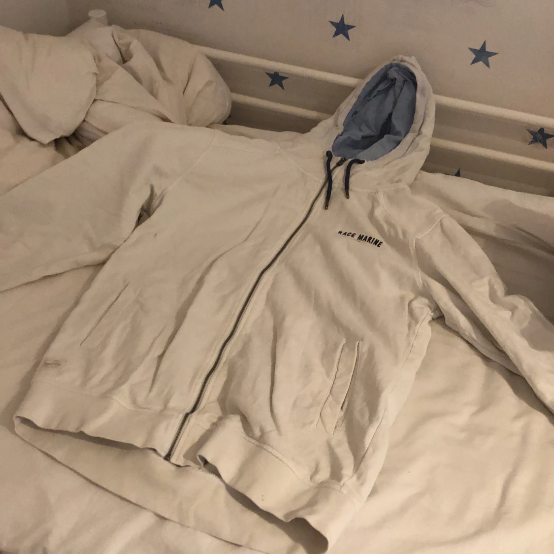 Hoodie med dragkedja.  - 90