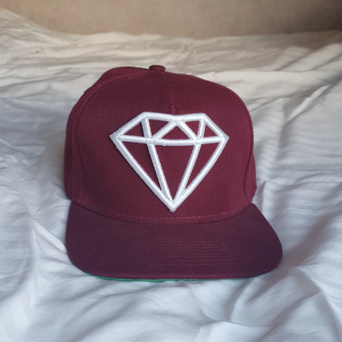 Keps/Snapback med diamant