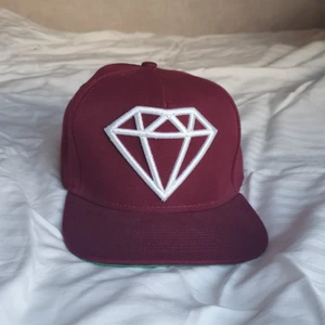 Keps/Snapback med diamant - Keps/Snapback köpt i London. Märke okänt. Aldrig använt så i väldigt fint skick! Köparen står för frakt.