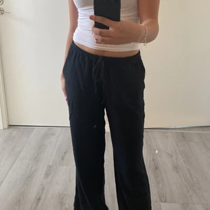 Linnebyxor från H&M - Svarta linnebyxor från H&M. Köpte ifrån en tjej på plick men satt inte riktigt som jag ville så jag säljer vidare och hoppas att någon annan kan använda de. JAG har ej använt de. 