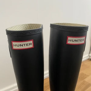 Hunter Stövlar - Svarta matta Hunter stövlar, strl 37, använda 2-3 ggr så i väldigt bra skick, nypris var 1400 kr