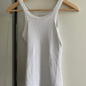 Vit linne från hm , strl S - Vitt linne från hm, storlek S, andvänd minst 3 gånger, ganska trendig, för mer bilder skriv privat 