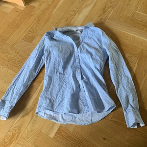 Prickig skjorta - Prickig skjorta, knappt använd!