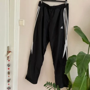Adidas trackpants - dom perfekta trackpantsen från adidas :) snyggt långa och baggy på mig som är 177cm, gör gärna paketpris! 