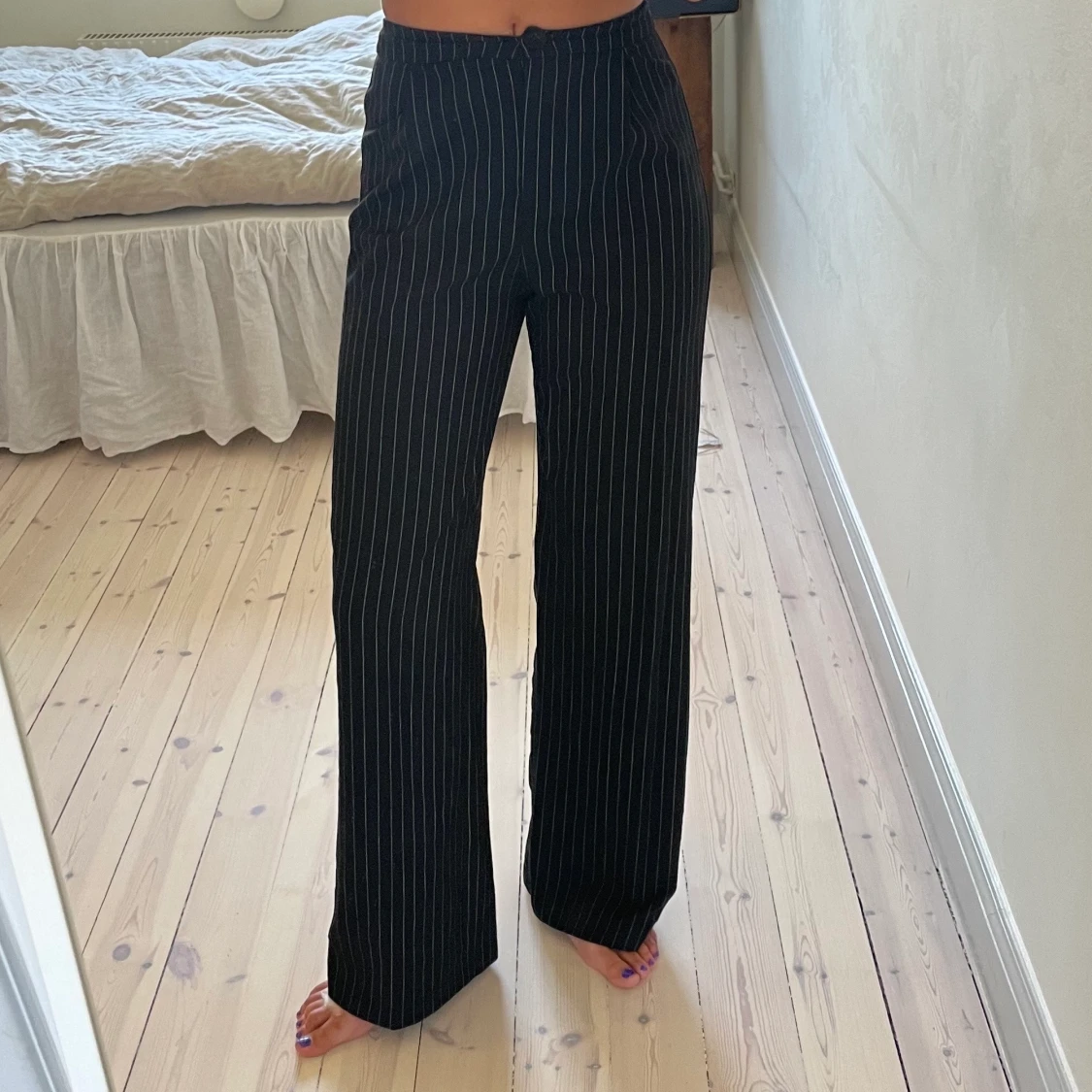 Kritstrecksrandiga kostymbyxor