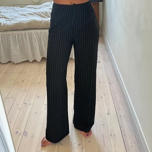 Kritstrecksrandiga kostymbyxor - Kostymbyxor i rak passform med kritstrecksrandigt mönster från Bershka. Nypris 350kr. Sparsamt använda! Svider att sälja dessa. Jag står för frakt 📦 PM vid frågor!