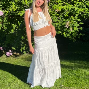 Lång kjol med låg midja 💗 - Lång kjol från zara i strl M men sitter som en S som är helt slutsåld på hemsidan, funkar även som en klänning. Jag är 167 cm lång och sitter bra på mig 💗 nyskick och köpte den för 599kr