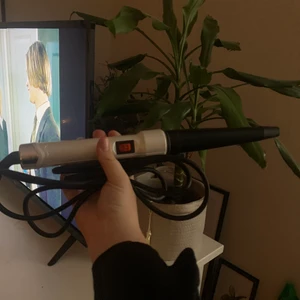 Lock tång! - Säljer nu en super fin locktång ifrån Ica! Nästan aldrig använd då jag fått en ny! Säljer för 100kr plus frakt! Hör av er vid frågor eller annat❤️