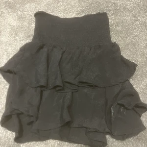 Volang kjol - Säljer denna fina volang kjolen 