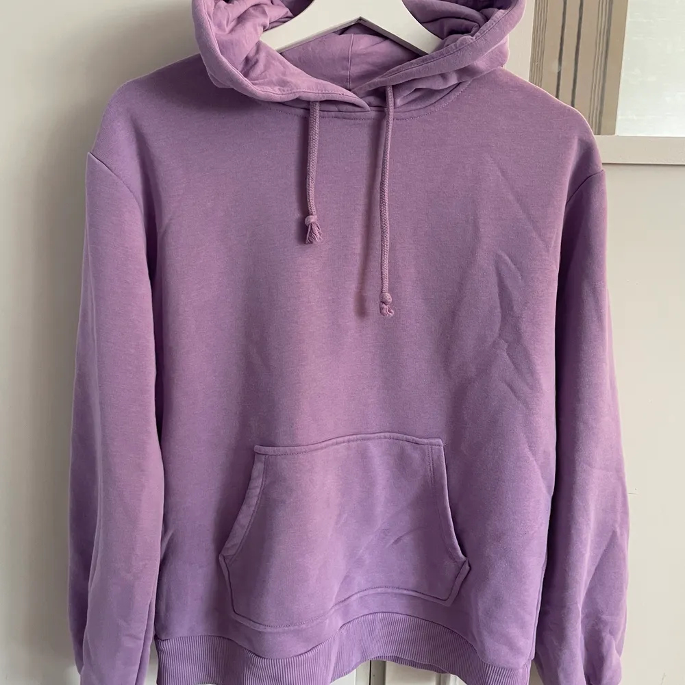 Jättefin lila hoodie från NAKD i strl xs!😊 typ aldrig använd så den är som ny!😄  100kr inkl spårbar frakt . Hoodies.