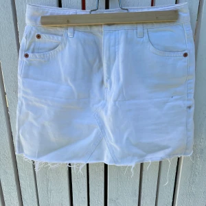 Jeanskjol mango - Vit jeanskjol från mango i fint skick 