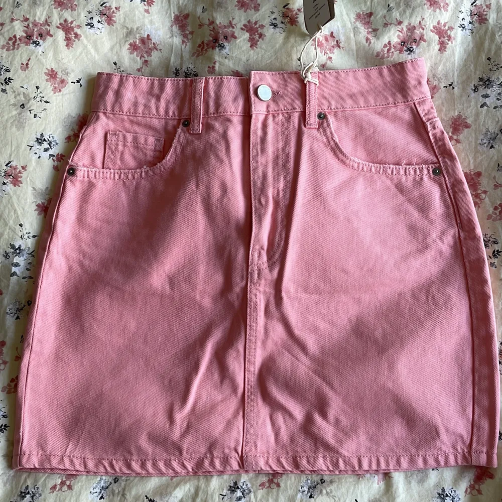 Jeanskjol i rosa/peach färgad. Har tyvärr inte kommit till användning, därav att lappen sitter kvar. Strl 36💓 Frakt ingår EJ i priset. . Kjolar.