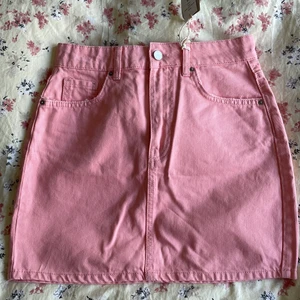 Jeanskjol - Jeanskjol i rosa/peach färgad. Har tyvärr inte kommit till användning, därav att lappen sitter kvar. Strl 36💓 Frakt ingår EJ i priset. 