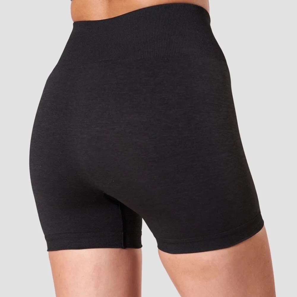 Säljer mina ICIW seamless shorts då de är för små. Endast använda en gång. Denna modell är slutsåld på hemsidan. Köpta för 499kr säljer dem för 350kr+ frakt. Vid flera intressen gäller bud. . Shorts.