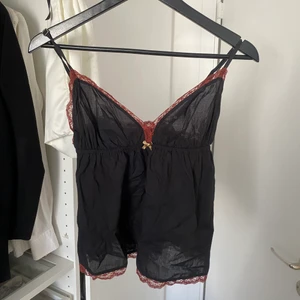 Topp Odd Molly - Topp från Odd Molly i svart med röda detaljer, Bra skick, sparsamt använd, strl 1 (XS), Nypris 595 kr