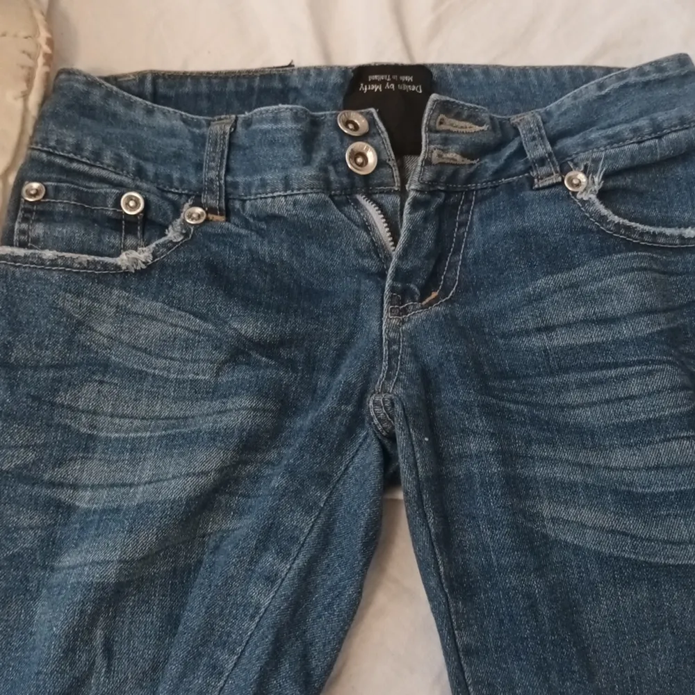 Merfy jeans köpt från Thailand för länge sen! De straight leg jeans och är klippta där nere, kom priv för mer bilder❤ har mera jeans som har detaljer där bak men orkar inte qtt lägga ut en annond men kom priv föe bilder på dom!. Jeans & Byxor.