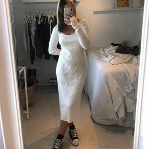 vit ribbad långklänning - Säljer favoritklänningen! En vit långklänning i ribbstickat typ från hm med fina långa ärmar🧡