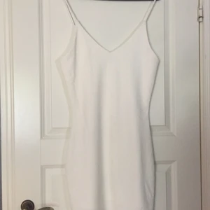 Klänning  - Klänning i vitt från mango 