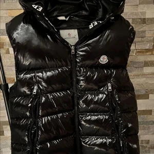 Moncler väst - Moncler väst 1350 finns i alla storlekar möts endast i gbg annars frakt