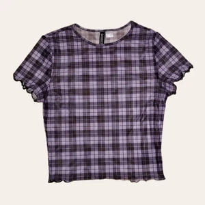 meshtopp - meshtopp från DIVIDED 👾 jättefin tröja i bra skick som tyvärr används för lite, så hoppas den kommer till mer användning hos någon annan !! (2a bilden är en liknande topp, inte samma !!)