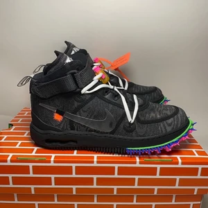 Air force 1 mid off white  - Air force 1 mid offwhite black  - storlek 44 -skick 10/10 nya  - Pris 2299kr+ frakt 