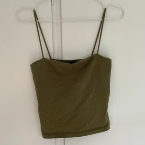 Linne tunna band  - Säljer detta linnet från gina tricot, nästan inte alls använnt. La även upp det sådant linne i orange du kan få köpa båda för 50 + frakt (29 kr)! 😊 (Nypris 99 kr) 