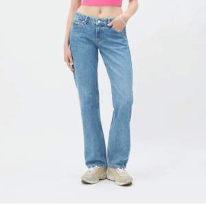 Säljer dessa lågmidjade jeans från weekday. Endast använda några gånger och i jättebra skick. Är 160cm och de passar perfekt i längd. Köptes för 500kr. Modell-arrow 