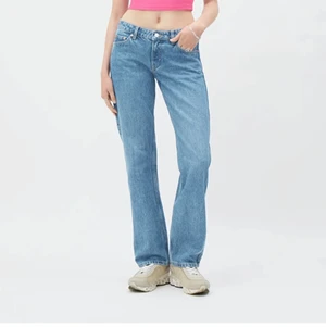 Weekday jeans - Säljer dessa lågmidjade jeans från weekday. Endast använda några gånger och i jättebra skick. Är 160cm och de passar perfekt i längd. Köptes för 500kr. Modell-arrow 