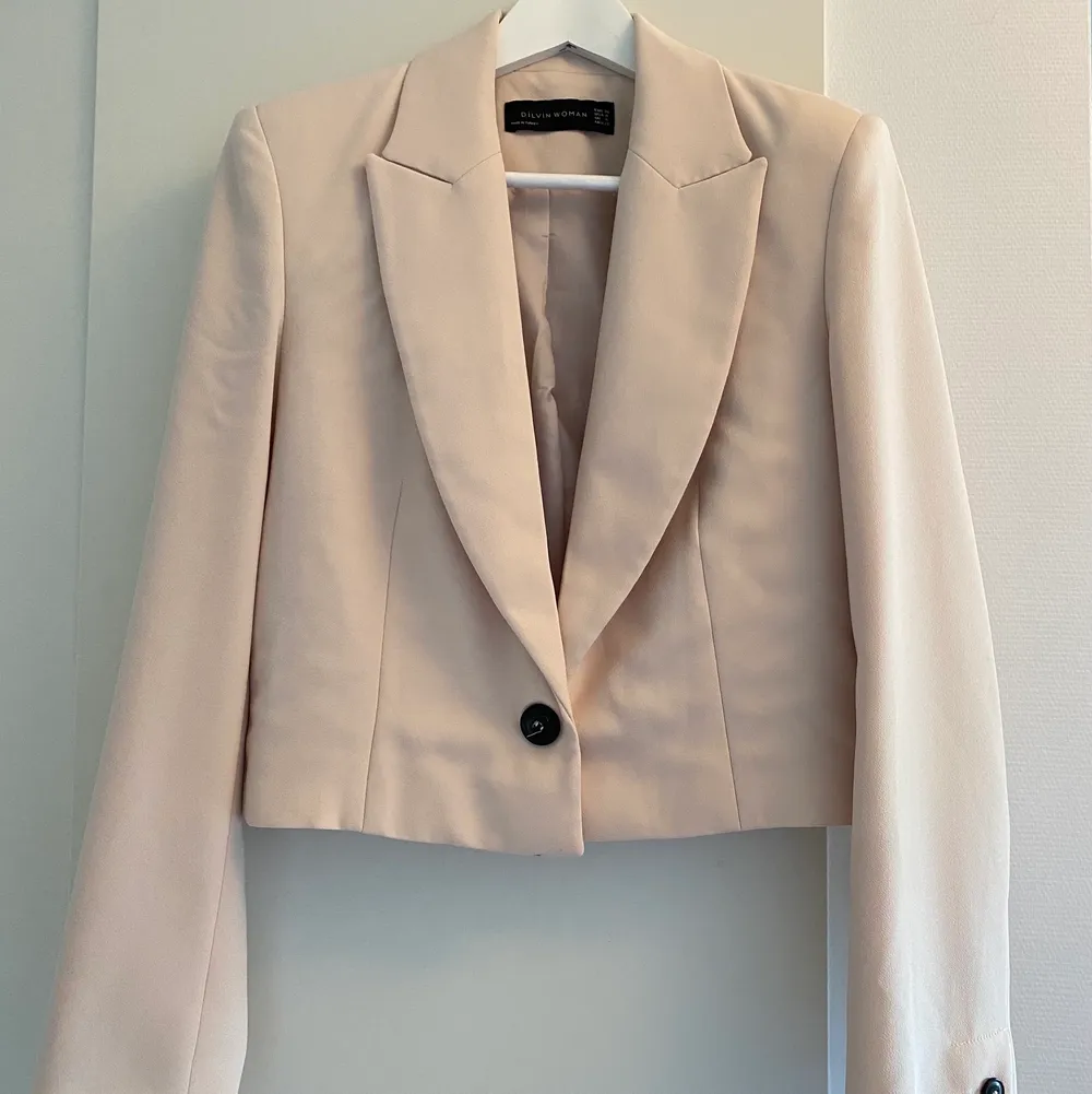 Storlek: 36  Croppad beige blazer, använd 2 gånger💕 (liten rosa fläck på framsidan som endast syns om man kollar nära)  Frakt: 50kr Totalt pris: 100kr (50kr + frakt). Kostymer.