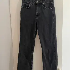 Mörkgrå/svarta jeans från Ginatricot. Använda men i bra skick! Strl 34. Bootcut och fransade nertill så man lätt kan klippa till längden man önskar. 
