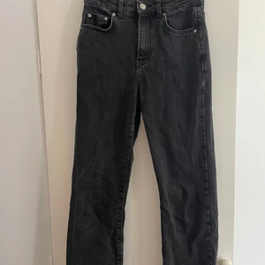 Jeans i strl 34 - Mörkgrå/svarta jeans från Ginatricot. Använda men i bra skick! Strl 34. Bootcut och fransade nertill så man lätt kan klippa till längden man önskar. 