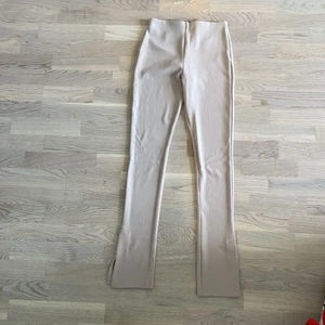 Zara byxa  - Oanvänd ZARA byxa med slits 