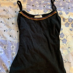 Linne - Jättesnyggt linne med broderi typ, från Only i storlek S 💕