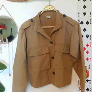 Sommarjacka - Sommarjacka med stora rymliga fickor. Cool design och i mycket bra skick. Storlek xs men passar även mig som vanligtvis har S                                 