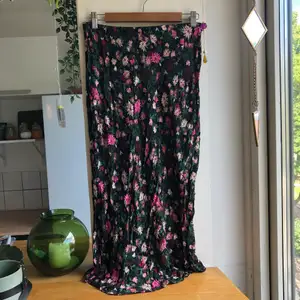 Blommig halvlång kjol med resår i midjan