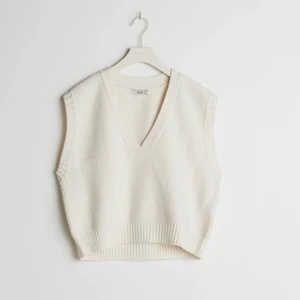 Beige väst  - En beige väst från Gina som är slutsåld men som inte riktigt kommit till användning💞