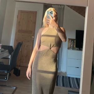 Shien långklänning - Oanvänd långklänning från Shien. Onödigt att skicka tillbaka om någon skulle vilja köpa här. Fint tyg men vet ej hur det håller sig i tvätten. Bra recensioner på hemsidan.💗