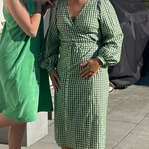 Jättesöt sommarklänning  - Supersöt klänning från Nelly/Object! I nytt skick, endast använd 1 gång. Omlottklänning. Superskön.  Köparen står för frakten 💖