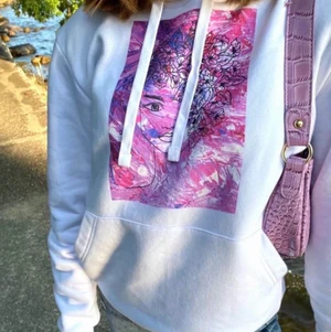 The cool elephant hoodie - Säljer nu min hoodie från the cool elephant då den inte kommit till användning. Den är köpt för 600kr och jag säljer för 250 + frakt eller buda💗 inte mina bilder men kan skicka om det önskas :)