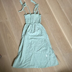 Turkos klänning - En turkos ganska lång klänning från shein. Den har band som man knyter själv och en slits. Hör av er vid frågor!!💕💕