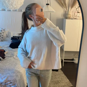 Tröja - Vit lite lurvig stickad oversized tröja från hm 💖