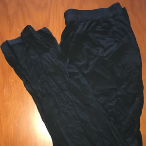 Vero Moda svarta byxor stl M - Väldigt skrynkliga då de har legat i garderoben en längre tid. Men i väldigt fint skick och inga skador! Super sköna också <33