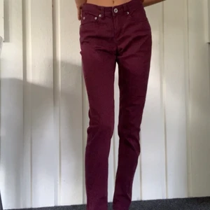 Mörkt vinröda jeans - Från Kappahl, strl 34