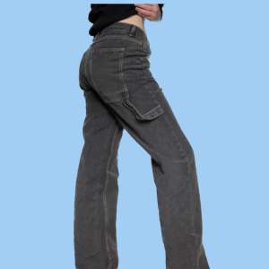 Super härliga carpenter cargo-jeans! Använda fåtal gånger (jag är ca 168 cm)🖤