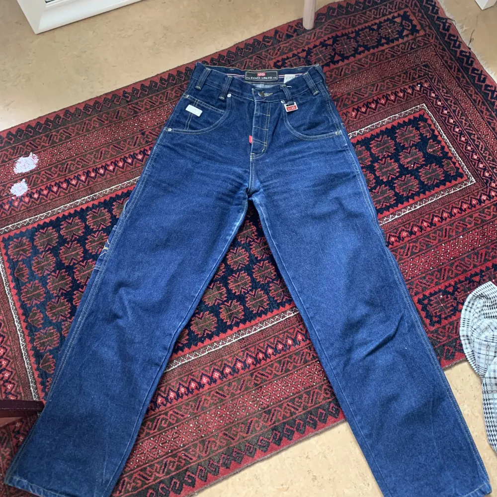 Ett par skitsnygga ecko unltd som jag älskar men som tyvärr har blivit för små för mig ;( de är i väldigt bra skick och har jättesnygga detaljer, typ arbetarbyxor. . Jeans & Byxor.