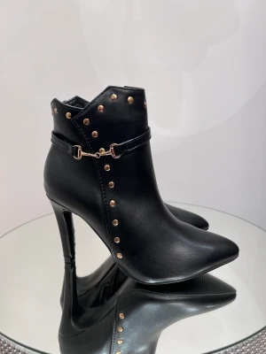Ankelboots - Superfin ankelboots med guld detaljer. Helt nya 