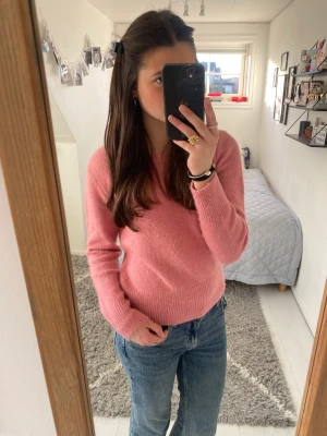 Stickad rosa tröja  - Jag säljer denna jättefina rosa stickade tröjan som är ifrån mango men köpt på about you. Den är i storlek M men passar mig som har XS-S. Använd fåtal gånger och bra skick. Kontakta för fler bilder💞💞