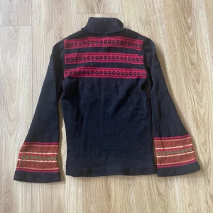 Stickad tröja - Mysig varm tröja med vida ärmar. Finns ingen tag så vet inte märket. 