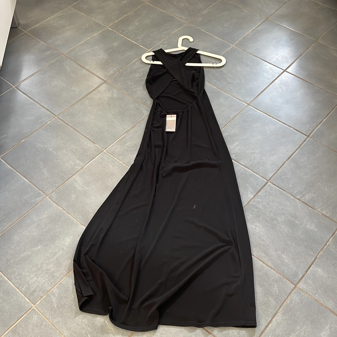 Maxiklänning med öppen rygg  - 90